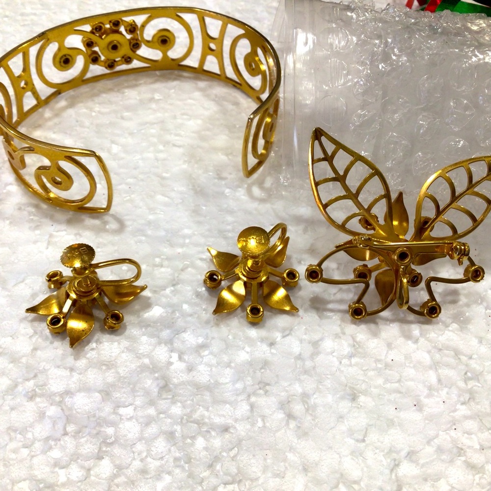 Vintage Christmas jewelry set. Poinsettia brooch, clip earrings, cuff bracelet - Picture 2 of 3